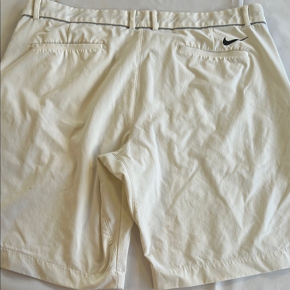 Nike golf Flat Front Shorts worn once tiny blemish - Picture 9 of 11